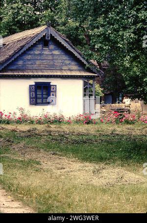 Das Dorfmuseum in Bukarest, Rumänien, ca. 1990. Haus aus dem 19. Jahrhundert aus Tulcea County mit Holzläden. Stockfoto