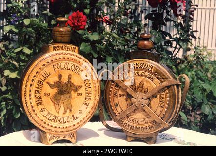 Traditionelle Holzkantinen aus Ilfov County, Rumänien, ca. 2000 Stockfoto