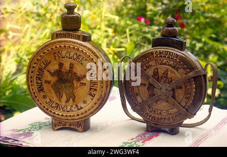 Traditionelle Holzkantinen aus Ilfov County, Rumänien, ca. 2000 Stockfoto