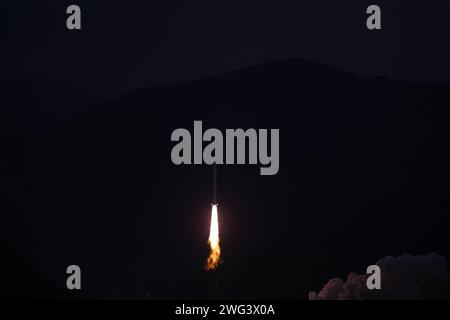 (240203) -- XICHANG, 3. Februar 2024 (Xinhua) -- Eine Langmarz-2C-Trägerrakete mit 11 Geely-02-Konstellationssatelliten startet vom Xichang Satellite Launch Center in der südwestlichen Provinz Sichuan, 3. Februar 2024. China schickte am Samstag eine Gruppe von 11 Satelliten vom Xichang Satellite Launch Center in der südwestlichen Provinz Sichuan in den Weltraum. Die 11 Geely-02-Konstellationssatelliten starteten um 7:37 Uhr (Peking-Zeit) von der Startrampe und traten in die voreingestellte Umlaufbahn ein. Dies war die 508. Flugmission der Langen-Marsch-Rakete Stockfoto