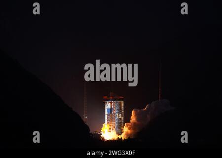(240203) -- XICHANG, 3. Februar 2024 (Xinhua) -- Eine Langmarz-2C-Trägerrakete mit 11 Geely-02-Konstellationssatelliten startet vom Xichang Satellite Launch Center in der südwestlichen Provinz Sichuan, 3. Februar 2024. China schickte am Samstag eine Gruppe von 11 Satelliten vom Xichang Satellite Launch Center in der südwestlichen Provinz Sichuan in den Weltraum. Die 11 Geely-02-Konstellationssatelliten starteten um 7:37 Uhr (Peking-Zeit) von der Startrampe und traten in die voreingestellte Umlaufbahn ein. Dies war die 508. Flugmission der Langen-Marsch-Rakete Stockfoto