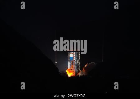 (240203) -- XICHANG, 3. Februar 2024 (Xinhua) -- Eine Langmarz-2C-Trägerrakete mit 11 Geely-02-Konstellationssatelliten startet vom Xichang Satellite Launch Center in der südwestlichen Provinz Sichuan, 3. Februar 2024. China schickte am Samstag eine Gruppe von 11 Satelliten vom Xichang Satellite Launch Center in der südwestlichen Provinz Sichuan in den Weltraum. Die 11 Geely-02-Konstellationssatelliten starteten um 7:37 Uhr (Peking-Zeit) von der Startrampe und traten in die voreingestellte Umlaufbahn ein. Dies war die 508. Flugmission der Langen-Marsch-Rakete Stockfoto