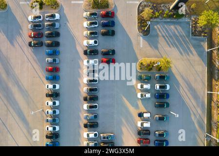 Großer Parkplatz mit örtlichen Händlern und vielen brandneuen Autos, die zum Verkauf stehen. Entwicklung der amerikanischen Automobilindustrie und Vertrieb von Stockfoto