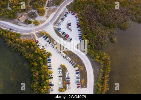 Parkplatz am Florida Blind Pass Beach auf Manasota Key, USA. Parkplatz für Fahrzeuge mit Autos, die auf dem Parkplatz am Meer geparkt sind. Sommerurlaub an Stockfoto