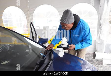 Chesterfield, Usa. Februar 2024. Der Hyundai-Techniker Ronald Strayhorn überprüft die Fahrgestellnummer, nachdem am Freitag, den 2. Februar 2024 in Chesterfield, Missouri, die Zündung gewartet wurde. Die Techniker von Hyundai sind seit drei Tagen in die Gegend gezogen, um Software-Update-Kits zur Diebstahlsicherung zu installieren und Zündsysteme kostenlos für Hyundai-Besitzer zu korrigieren. St. Louis County meldete über 5000 gestohlene Autos für 2023, von denen etwa 1200 die Marke Hyundai waren. Foto: Bill Greenblatt/UPI Credit: UPI/Alamy Live News Stockfoto