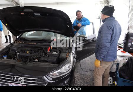 Chesterfield, Usa. Februar 2024. Hyundai-Techniker besprechen das Zündsystem während der Tests an einem Accent-Modell am Freitag, den 2. Februar 2024, in Chesterfield, Missouri. Die Techniker von Hyundai sind seit drei Tagen in die Gegend gezogen, um Software-Update-Kits zur Diebstahlsicherung zu installieren und Zündsysteme kostenlos für Hyundai-Besitzer zu korrigieren. St. Louis County meldete über 5000 gestohlene Autos für 2023, von denen etwa 1200 die Marke Hyundai waren. Foto: Bill Greenblatt/UPI Credit: UPI/Alamy Live News Stockfoto