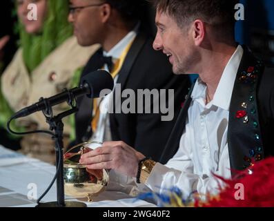 Cambridge, Usa. Februar 2024. Der irische Schauspieler Barry Keoghan begrüßt die Medien während einer Pressekonferenz, nachdem er 2024 am Freitag, den 2. Februar 2024, zum Mann des Jahres der Harvard University gekürt wurde. Foto: Amanda Sabga/UPI Credit: UPI/Alamy Live News Stockfoto