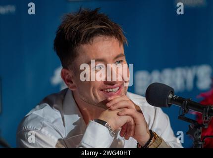 Cambridge, Usa. Februar 2024. Der irische Schauspieler Barry Keoghan reagierte auf einer Pressekonferenz, nachdem er am Freitag, den 2. Februar 2024, an der Harvard University in Cambridge, MA, zum Mann des Jahres 2024 gekürt wurde. Foto: Amanda Sabga/UPI Credit: UPI/Alamy Live News Stockfoto