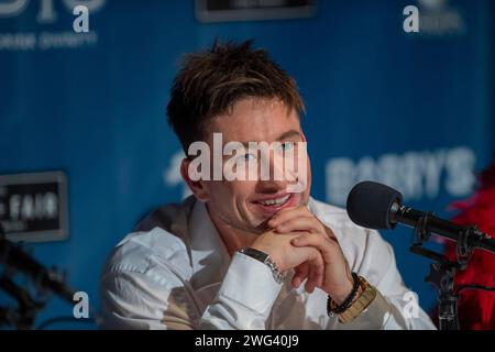 Cambridge, Usa. Februar 2024. Der irische Schauspieler Barry Keoghan reagierte auf einer Pressekonferenz, nachdem er am Freitag, den 2. Februar 2024, an der Harvard University in Cambridge, MA, zum Mann des Jahres 2024 gekürt wurde. Foto: Amanda Sabga/UPI Credit: UPI/Alamy Live News Stockfoto