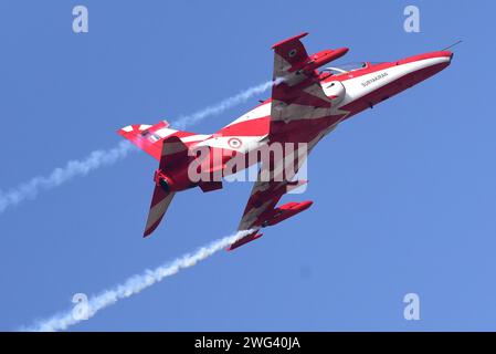 Indien. Februar 2024. Das Kunstflugteam „Surya Kiran“ der Indischen Luftstreitkräfte (IAF) tritt auf der Station Nal Air Force auf. (Foto: Dinesh Gupta/Pacific Press) Credit: Pacific Press Media Production Corp./Alamy Live News Stockfoto