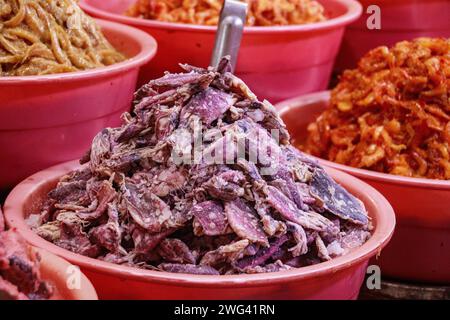 Fermentierte, gesalzene Tintenfische und Garnelen, die auf dem lokalen Samaki-Markt ausgestellt und verkauft werden und die authentische Kultur und Küche in Kampot, Kambodscha, zeigen Stockfoto