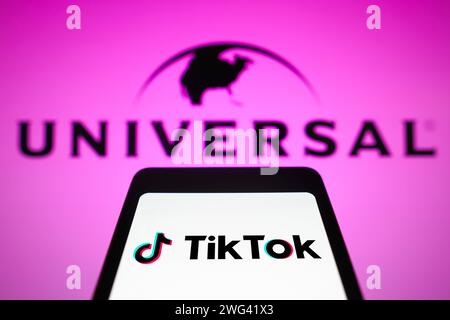 Brasilien. Februar 2024. In dieser Fotoabbildung wird das TikTok-Logo auf einem Smartphone-Bildschirm und das Logo Universal Music im Hintergrund angezeigt. Die Plattenfirma kündigte an, ihre Songs aus dem sozialen Netzwerk zu entfernen, da sie die Lizenzierung von Inhalten nicht erneuern wird. Quelle: SOPA Images Limited/Alamy Live News Stockfoto