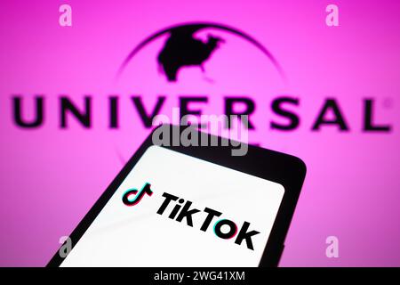 Brasilien. Februar 2024. In dieser Fotoabbildung wird das TikTok-Logo auf einem Smartphone-Bildschirm und das Logo Universal Music im Hintergrund angezeigt. Die Plattenfirma kündigte an, ihre Songs aus dem sozialen Netzwerk zu entfernen, da sie die Lizenzierung von Inhalten nicht erneuern wird. Quelle: SOPA Images Limited/Alamy Live News Stockfoto