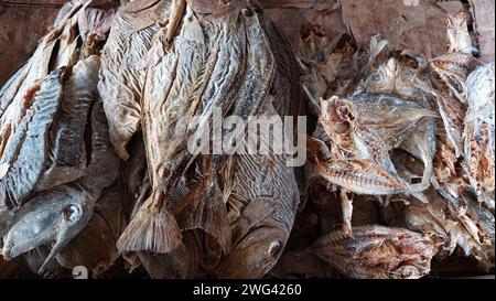 Getrockneter Fisch, genannt Bulad oder Daring, wird auf einem lokalen Markt präsentiert, einer der traditionellen Grundnahrungsmittel in authentischer philippinischer Küche Stockfoto