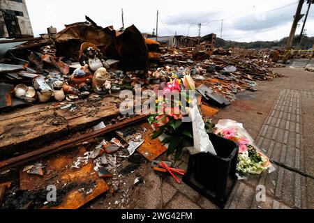 Ishikawa, Japan. Februar 2024. Ein Monat ist seit dem Erdbeben auf der Halbinsel Noto vergangen. Blumen wurden auf dem Wajima Morning Market gelegt, einem berühmten Sightseeing Ort, der abbrannte. Die Region Noto in der Präfektur Ishikawa, das Epizentrum des Erdbebens, wurde mit einer Intensität von bis zu 7 auf japanischer Ebene erschüttert und verursachte große Schäden. Nach Angaben der Präfektur Ishikawa blieb die Zahl der bestätigten Todesfälle in der Präfektur um 240 Uhr am 2. Februar um 14:00 Uhr unverändert. Quelle: SOPA Images Limited/Alamy Live News Stockfoto