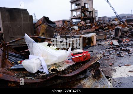 Ishikawa, Japan. Februar 2024. Ein Monat ist seit dem Erdbeben auf der Halbinsel Noto vergangen. Blumen wurden auf dem Wajima Morning Market gelegt, einem berühmten Sightseeing Ort, der abbrannte. Die Region Noto in der Präfektur Ishikawa, das Epizentrum des Erdbebens, wurde mit einer Intensität von bis zu 7 auf japanischer Ebene erschüttert und verursachte große Schäden. Nach Angaben der Präfektur Ishikawa blieb die Zahl der bestätigten Todesfälle in der Präfektur um 240 Uhr am 2. Februar um 14:00 Uhr unverändert. Quelle: SOPA Images Limited/Alamy Live News Stockfoto