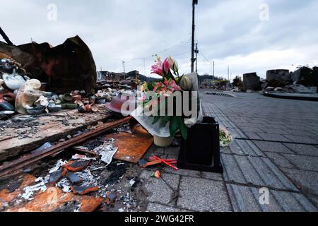 Ishikawa, Japan. Februar 2024. Ein Monat ist seit dem Erdbeben auf der Halbinsel Noto vergangen. Blumen wurden auf dem Wajima Morning Market gelegt, einem berühmten Sightseeing Ort, der abbrannte. Die Region Noto in der Präfektur Ishikawa, das Epizentrum des Erdbebens, wurde mit einer Intensität von bis zu 7 auf japanischer Ebene erschüttert und verursachte große Schäden. Nach Angaben der Präfektur Ishikawa blieb die Zahl der bestätigten Todesfälle in der Präfektur um 240 Uhr am 2. Februar um 14:00 Uhr unverändert. Quelle: SOPA Images Limited/Alamy Live News Stockfoto