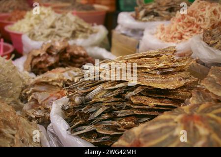 Verschiedene getrocknete Meeresfrüchte werden auf dem traditionellen lokalen Markt gezeigt, der die authentische khmer-Küche und Kultur in Kampot Kambodscha zeigt Stockfoto