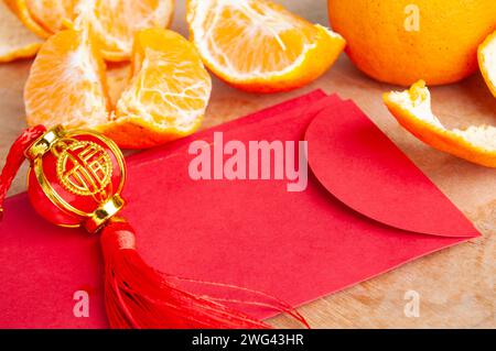 Peal Mandarin Orangen und Chinesisches Neujahrsbrot. Chinesisches Neujahrsfest. Stockfoto