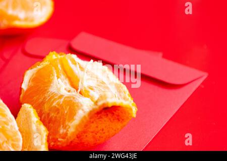 Peal Mandarin Orangen auf dem chinesischen Neujahrspaket. Chinesisches Neujahrsfest. Stockfoto