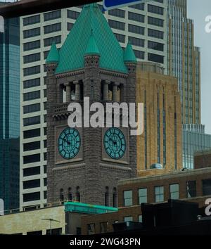 Clock Tower in Minneapolis, umgeben von Wolkenkratzern an einer geschäftigen Kreuzung der Stadt Stockfoto