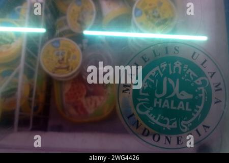 Sleman, Yogyakarta, Indonesien. Februar 2024. Das Halal-Label des indonesischen Ulema Council (MUI), das besagt, dass ein Produkt nach islamischem Recht Halal ist, ist in einem der Supermärkte zu sehen. Das Religionsministerium der Republik Indonesien appelliert an Lebensmittel- und Getränkeinhaber wie Kleinstunternehmen, kleine und mittlere Unternehmen und Straßenverkäufer, bis zum 17. Oktober 2024 Halal zertifiziert zu werden. Dies entspricht den Bestimmungen des Gesetzes Nr. 33 von 2014 über Halal-Produktgarantien, dass Produkte, die in Indonesien eingeführt, in Umlauf gebracht und gehandelt werden, Halal-zertifiziert sein müssen. (Guthaben Stockfoto