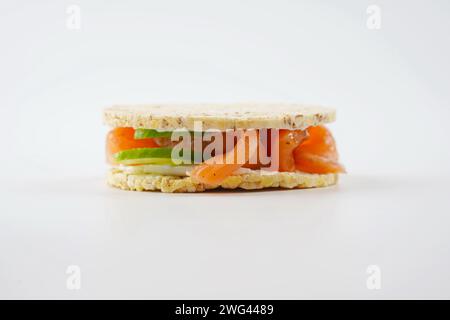 Reiskuchen mit Frischkäse, Lachs und Gurke Stockfoto