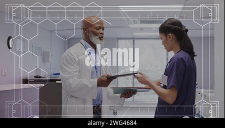 Bild des dna-Strangs und der Datenverarbeitung über verschiedene Ärzte Stockfoto