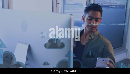 Bild von digitalen Symbolen und Datenverarbeitung über den Menschen mit dem Computer Stockfoto