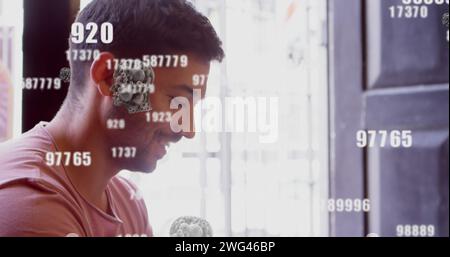 Bild von digitalen Symbolen und Datenverarbeitung über Mann mit Smartphone Stockfoto