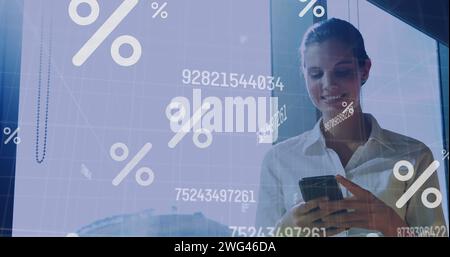 Prozentsymbole und sich ändernde Zahlen im Vergleich zu kaukasischer Geschäftsfrau, die ihr Smartphone im Büro verwendet Stockfoto