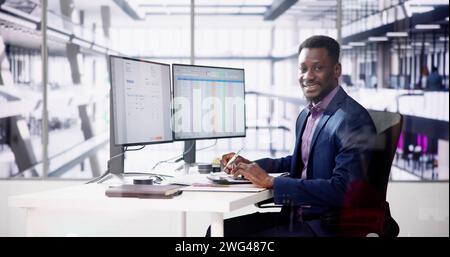 Datenanalyst Afrikanischer Mann Mit Tabellenkalkulation Auf Computer Stockfoto