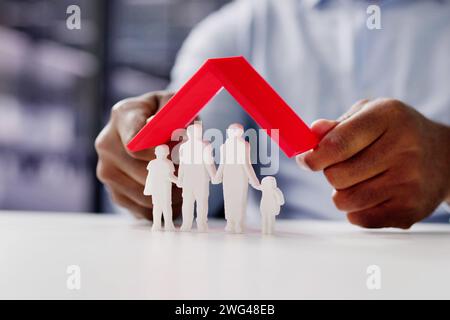 Familienversicherung Schutz Und Dach Oder Unterschlupf Stockfoto