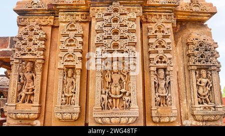 Schnitzereien von hinduistischen Gott und Göttin am Harihara Tempel der Osian Group of Tempels, Jodhpur, Rajasthan, Indien. Stockfoto