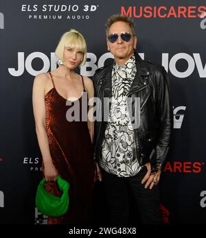 Los Angeles, Usa. Februar 2024. ACE Harper (L) und Matt Sorum nehmen an der MusiCares Person of the Year 2024 Gala zu Ehren von Jon Bon Jovi im Los Angels Convention Center am Freitag, den 2. Februar 2024 in Los Angeles, Kalifornien, Teil. Foto: Jim Ruymen/UPI Credit: UPI/Alamy Live News Stockfoto