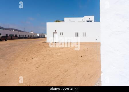 Caleta del Sebo, Spanien - 14. August 2018: Blick auf die Stadt Caleta del Sebo auf der Insel Graciosa an einem sonnigen Tag Stockfoto