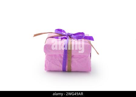 Zerknittertes Papier rosa Geschenkbox mit recyceltem Papierband isoliert auf weißem Element Stockfoto