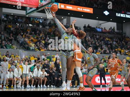 1. Februar 2024: Baylor Lady Bears Guard Aijha Blackwell (33) schießt den Ball gegen die Texas Longhorns Guard Ndjakalenga Mwenentanda (32) während der 2. Hälfte des NCAA Basketballspiels zwischen den Texas Longhorns und Baylor Lady Bears im Foster Pavilion in Waco, Texas. Matthew Lynch/CSM Stockfoto