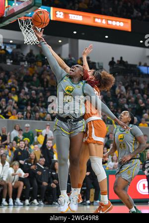 1. Februar 2024: Baylor Lady Bears Guard Aijha Blackwell (33) schießt den Ball gegen die Texas Longhorns Guard Ndjakalenga Mwenentanda (32) während der 2. Hälfte des NCAA Basketballspiels zwischen den Texas Longhorns und Baylor Lady Bears im Foster Pavilion in Waco, Texas. Matthew Lynch/CSM Stockfoto