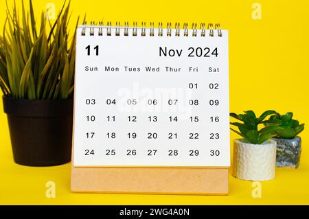November 2024 Kalender mit gelbem Hintergrund. Monatskalender-Konzept. Stockfoto
