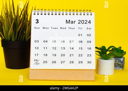 Kalender Mai 2024 mit gelbem Hintergrund. Monatskalender-Konzept. Stockfoto