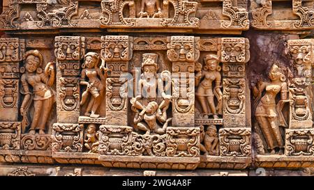 Skulpturen des hinduistischen Gottes und der Göttin am Hindu-Tempel, Osian Group of Tempels, Osian, Jodhpur, Rajasthan, Indien. Stockfoto