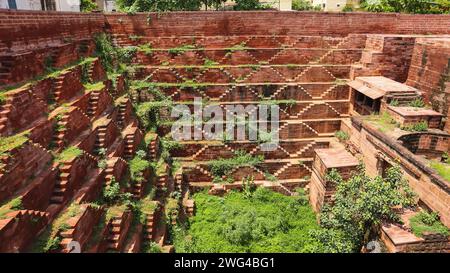 Ruinierte Aussicht auf Katan Baori Treten Sie gut in der Nähe der osischen Tempelgruppe, Jodhpur, Rajasthan, Indien. Stockfoto