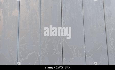 Holzwand bedeckt mit Raureif an verschneiten Wintertagen Stockfoto