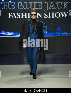 Alex Lundqvist geht am 1. Februar 2024 auf dem Laufsteg der 8. Annual Blue Jacket Fashion zur Unterstützung von Zero Prostate Cancer in den Moonlight Studios in New York, NY. (Foto von David Warren /SIPA? USA) Stockfoto