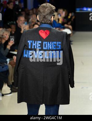 Alex Lundqvist geht am 1. Februar 2024 auf dem Laufsteg der 8. Annual Blue Jacket Fashion zur Unterstützung von Zero Prostate Cancer in den Moonlight Studios in New York, NY. (Foto von David Warren /SIPA? USA) Stockfoto