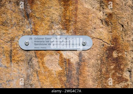 Sandsteingestein aus dem Grödner Tal (Holzprägung). Südtirol, Trentino Südtirol, Norditalien. Nahansicht der Probe Stockfoto