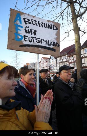 Demo gegen Hass und Hetze - Kundgebung gegen die AfD und Rechtsextremismus - DE, Deutschland, Eschwege, 27.01.2024 - Eschwege: sechs shundertundfünfzig Menschen protestieren im Rahmen einer Kundgebung vor dem Rathaus auf dem Eschweger Marktplatz gegen die AfD und Rechtsextremismus unter dem Motto ãDer Werra-Meißner-Kreis bleibt bunt C Gemeinsam gegen Hass und HetzeÒ, die vom Aktionsbündnis ãBunt statt BraunÒ ausgerichtet wurde. Demoschild: ABGRUND FÜR DEUTSCHLAND Buchstabenspiel: AFD *** Demonstration gegen Hass und Agitation Rallye gegen AfD und Rechtsextremismus GER Stockfoto