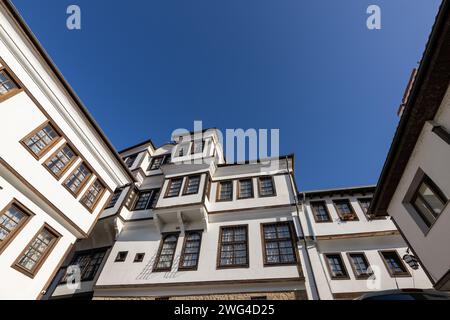 Traditionelle Architektur des alten Hauses in Ohrid in Nordmakedonien, mit Holzfenstern und weißer Fassade. Aufgenommen an einem sonnigen Tag mit blauem Himmel. Stockfoto