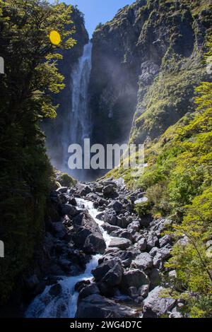 Devils Punchbowl ist ein atemberaubender 131 m langer Wasserfall, wo Sie die volle Kraft und den Klang des frischen Bergwasserfalls spüren können. Stockfoto